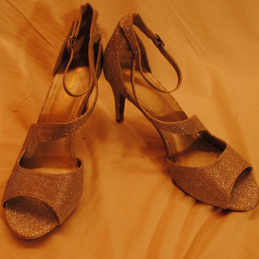 NEW WOMENS SZ 10, 3 1/2 IN HEEL SILVER SPARKLE OPEN TOE SHOES